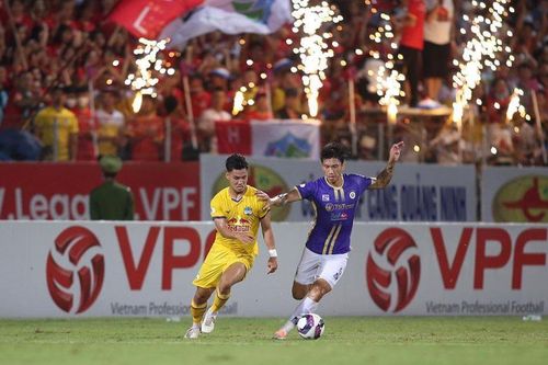 Đẳng cấp 'kim chi' & nụ cười Văn Hậu