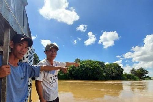Nhân chứng cứu hơn 40 người bơi sông chạy trốn: Mình cứu dân mình trước