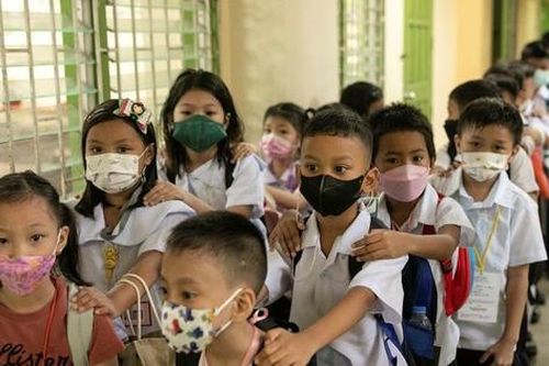 Học sinh Philippines trở lại trường học sau đợt đóng cửa dài nhất thế giới