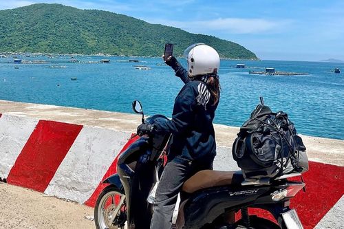 Cô gái Hà Nội nghỉ việc đi xe máy xuyên Việt, trải nghiệm tuổi trẻ 'điên rồ vô giá'