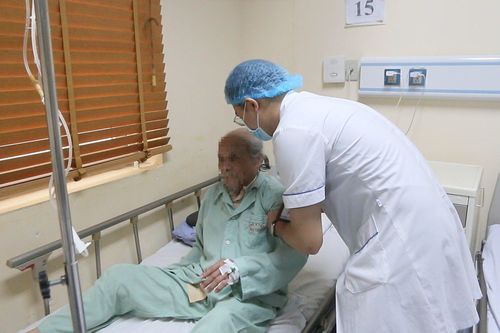 Người đàn ông Hà Nội đi tiểu 30 lần mỗi đêm