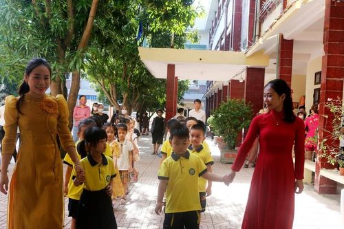 Học sinh lớp 1 Nghệ An háo hức ngày tựu trường