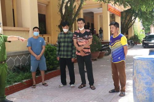 Nhóm công nhân thi công cao tốc Bắc - Nam bán trộm dầu