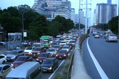 Phương tiện nhích từng mét vào giờ cao điểm do thi công đường gom Đại lộ Thăng Long