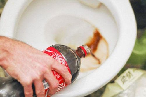 Uống thừa nước ngọt có gas đừng vội bỏ mà hãy đổ ngay vào bồn cầu đang bị tắc, hiệu quả bất ngờ!