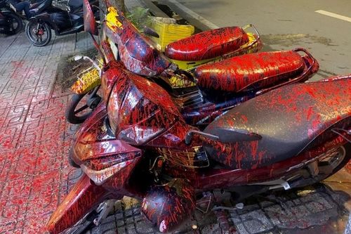 Nhiều xe máy dựng trước quán cà phê bất ngờ bị tạt sơn