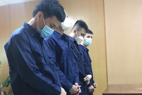 Băng nhóm mang lựu đạn đi mua bán tiền giả hầu tòa