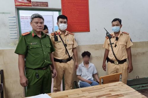 Bắt nam thanh niên cướp giật điện thoại trong cửa hàng