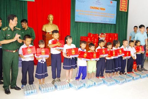 Tặng 80 phần quà tại đảo Bích Đầm