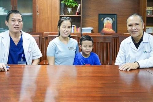 8 năm, 3 lần mổ tim cứu em bé người Lào