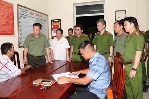 Truy nóng đối tượng dùng mìn phá hủy xe ô tô của người dân