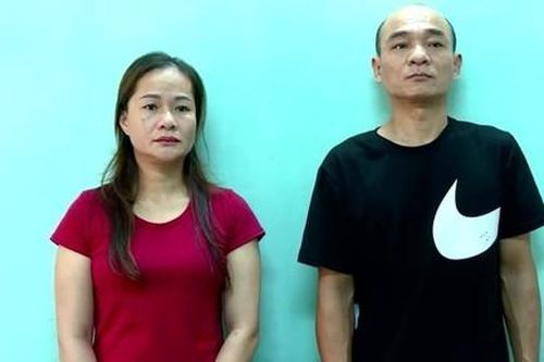 Cặp nam nữ hàng đêm đi lang thang 'vặt' hàng loạt camera, logo ô tô