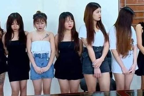 Dàn chân dài mở tiệc 'bay lắc' trong quán karaoke