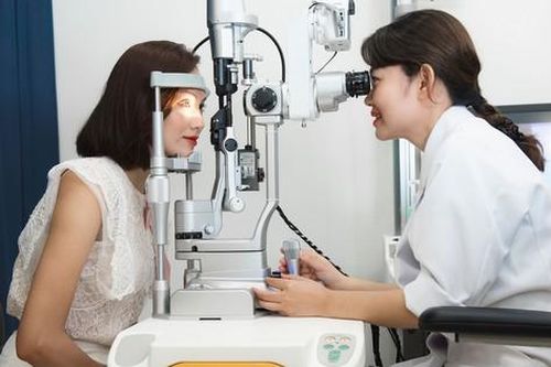 Bệnh thoái hóa điểm vàng trẻ hóa, triệu chứng cảnh báo cần lưu ý