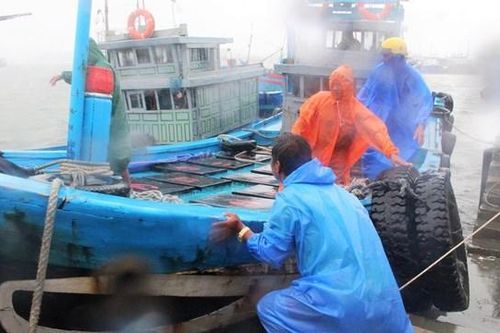 Tàu thuyền nhanh chóng tìm nơi tránh trú an toàn trước bão Maon