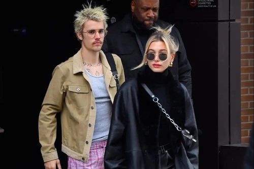 Justin Bieber mặc đơn giản khi đi cùng vợ