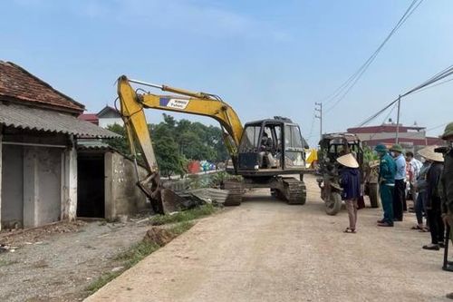 Huyện Phú Xuyên cưỡng chế công trình vi phạm trên kênh thủy lợi xã Phú Túc