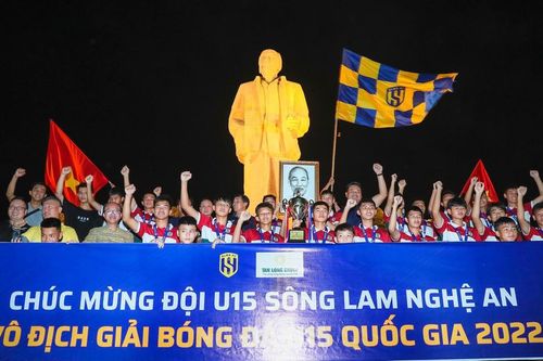 Vinh danh và trao thưởng đội U15 Sông Lam Nghệ An vô địch bóng đá toàn quốc