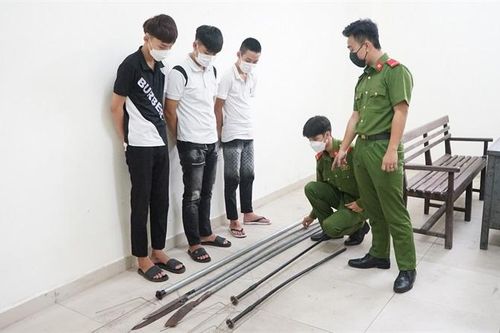 Khởi tố 11 bị can liên quan 2 nhóm thiếu niên hỗn chiến vì cái vẫy tay