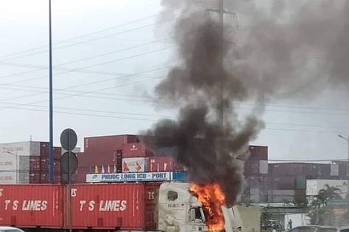 Xe container bốc cháy trên xa lộ Hà Nội