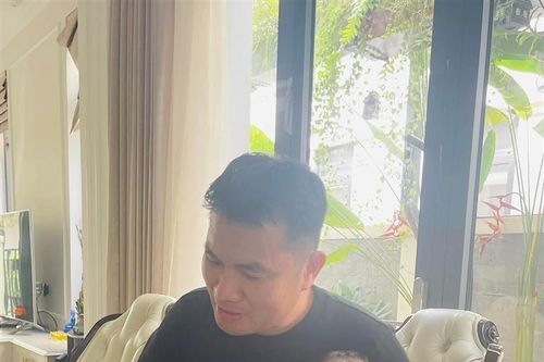 Chồng đại gia của Vân Hugo chăm con, hội chị em trầm trồ