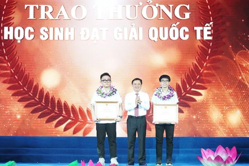 Nghệ An trao thưởng gần 3,3 tỉ đồng cho thầy trò có thành tích xuất sắc