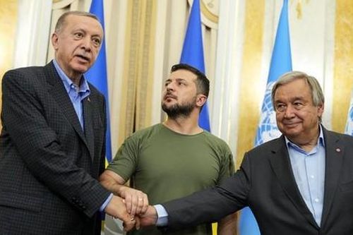 Tổng thống Ukraine 'lo lắng vì bị nhiều người thân tín phản bội'