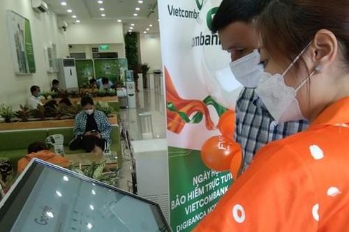 Khách hàng Vietcombank mua bảo hiểm dễ dàng qua ứng dụng ngân hàng số