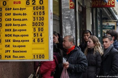 Ukraine vật lộn để tránh vòng xoáy siêu lạm phát khi chi phí quân sự tăng cao