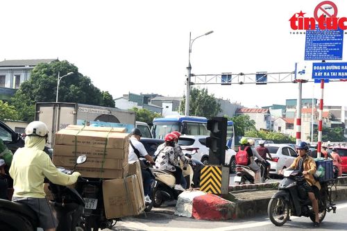 Cầu Chương Dương và Vĩnh Tuy ùn tắc nghiêm trọng do ảnh hưởng của vụ TNGT