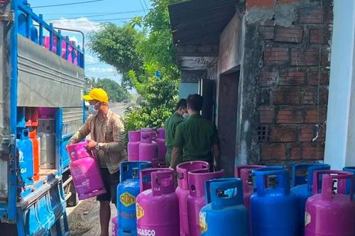 Phát hiện, bắt giữ gần 700 bình gas không có hóa đơn, chứng từ