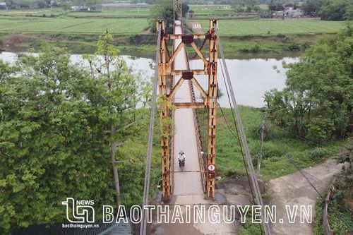 Cấm người và phương tiện lưu thông qua cầu treo Đồng Liên