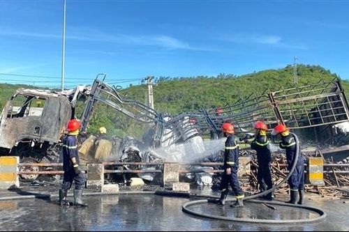 Xe tải gãy gục sau khi cháy dữ dội trên Quốc lộ 1A