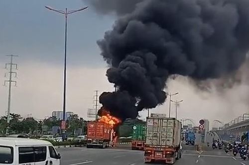 Xe đầu kéo cháy rụi trên xa lộ Hà Nội
