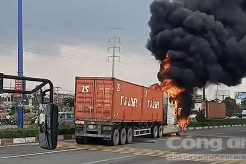 Xe container cháy rụi dưới chân cầu Rạch Chiếc, TP.Thủ Đức
