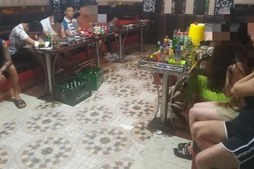 Biến quán karaoke thành tụ điểm mua bán dâm