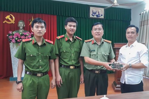 Hai chiến sĩ công an ở Vĩnh Long nhặt được 350 triệu đồng
