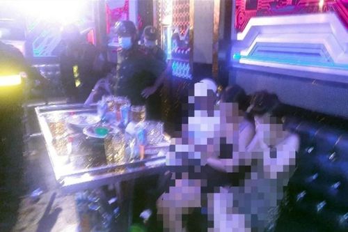 Nữ tiếp viên khỏa thân phục vụ khách trong quán karaoke ở Long An