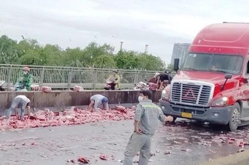 'Hôi của' sau tai nạn xe chở nước giải khát trên cầu Phú Mỹ