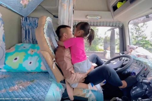 Cặp vợ chồng Trung Quốc đưa con đi làm trên xe tải