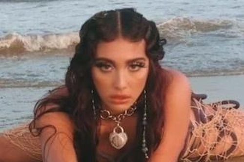 Con gái Madonna mặc bikini lưới trong MV đầu tay