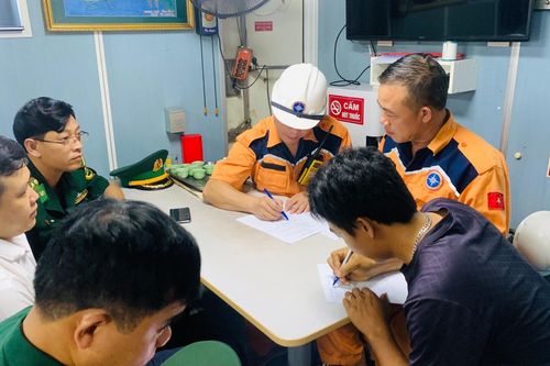 Cứu thành công 5 thuyền viên trên tàu hỏng máy trôi dạt trên biển
