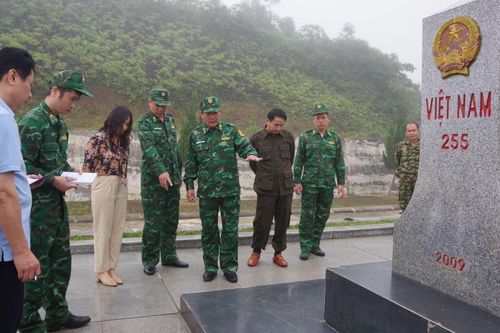 Khảo sát hai mốc và sơn 11 cọc dấu tuyến biên giới Việt Nam-Lào