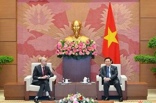 Chủ tịch Quốc hội Vương Đình Huệ tiếp Đại sứ Canada Shawn Perry Steil