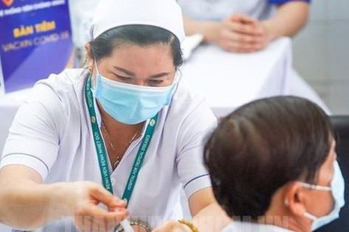 Thiếu vaccine cho trẻ do tiêm chậm, phải chuyển sang tiêm người lớn