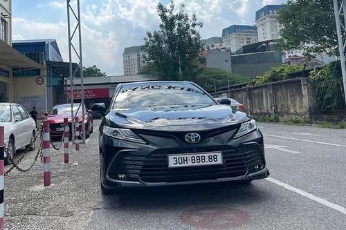 Toyota Camry biển 'ngũ quý 8' Hà Nội rao bán 3 tỷ ở Sài Gòn?