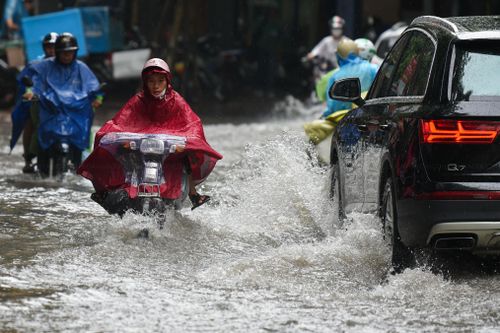 Mưa lớn 30 phút, đường phố Hà Nội ngập úng cục bộ
