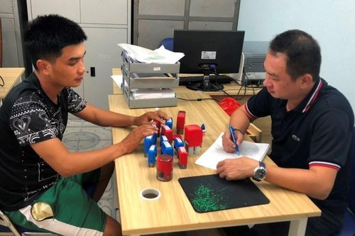 Vợ chồng 'khởi nghiệp' bằng chiêu sản xuất và bán giấy khám sức khỏe giả
