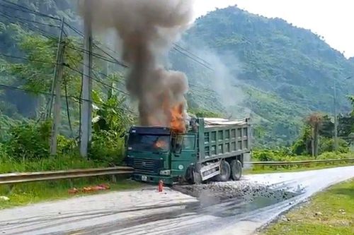 Lai Châu: Xe tải chở đá tự gây tai nạn bốc cháy dữ dội trên Quốc lộ 4D