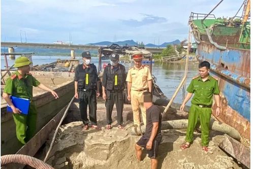 Liên tiếp bắt các thuyền khai thác cát trái phép trên sông